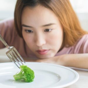ilustrasi makan lebih sedikit, brokoli di atas piring