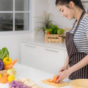 ilustrasi wanita memasak sayuran sehat
