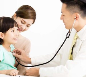 ilustrasi dokter memeriksa pasien anak sebelum radioterapi