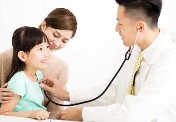 ilustrasi dokter memeriksa pasien anak sebelum radioterapi